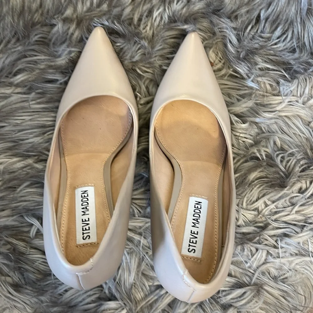 Steve Madden Beige Pointed-Toe Stiletto Pumps - Picture 2 of 3